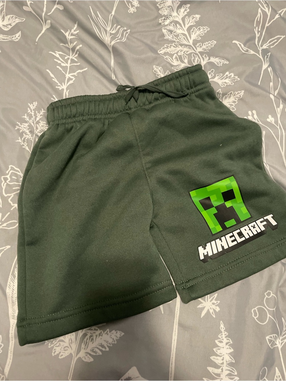 NWOT Minecraft Dark Green Logo Shorts Boys 4/5